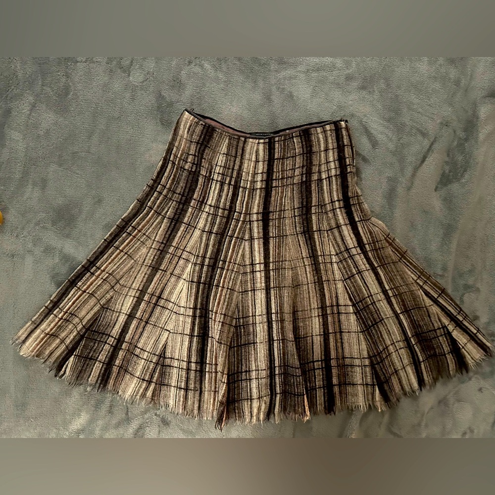 Elie Tahari A line, virgin wool skirt, size 2, unique